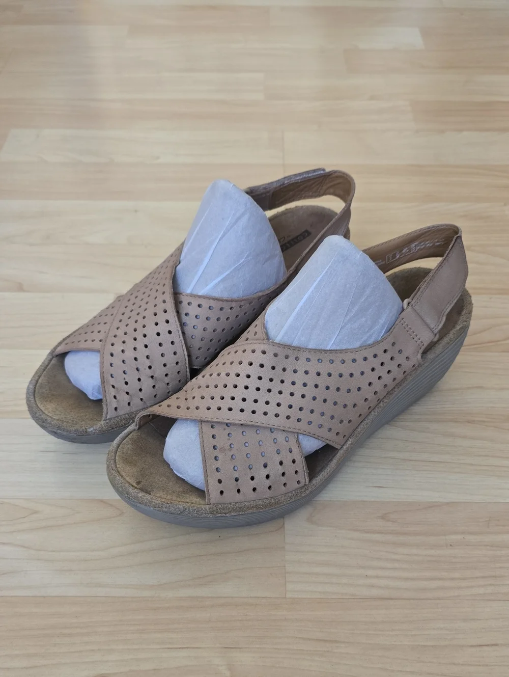 CLARKS Wedge Sandals Beige Soft Cushion Open Toe Crossover Slingback Size 8.5
